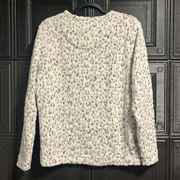 Love to lounge Fuzzy sweater - Picture 2 of 3